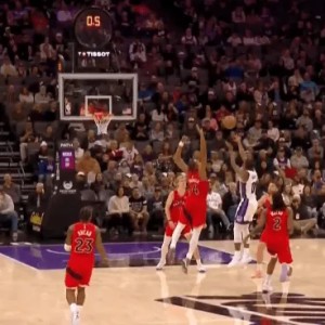 电脑版-蒙克LOGO超远三分压哨投进，国王首节30-26领先猛龙